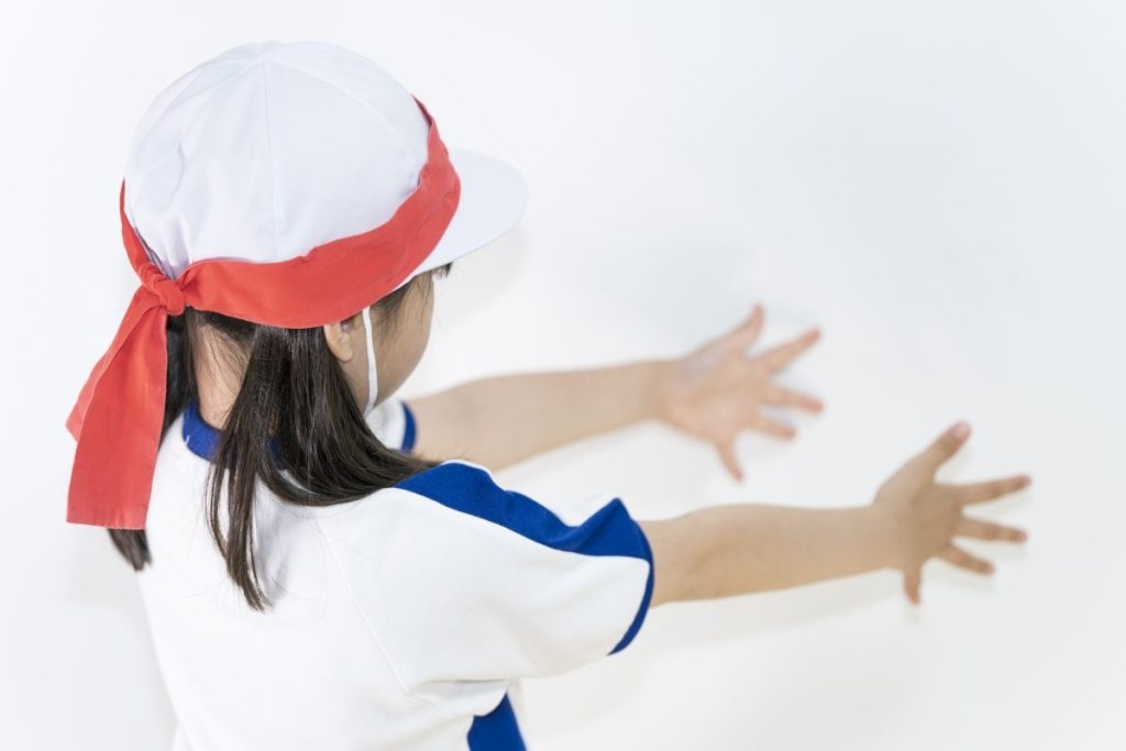 「あぐらでも寝そべってもOK」小学校の全校集会が激変！ 昭和世代おなじみの“前ならえ”は廃止、校長先生の出番も減少【令和の学校事情】