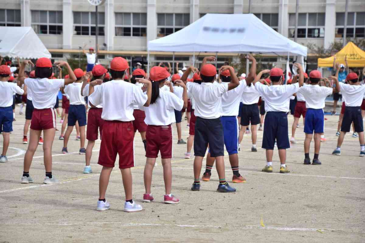 「あぐらでも寝そべってもOK」小学校の全校集会が激変！ 昭和世代おなじみの“前ならえ”は廃止、校長先生の出番も減少【令和の学校事情】 | HugKum（はぐくむ）