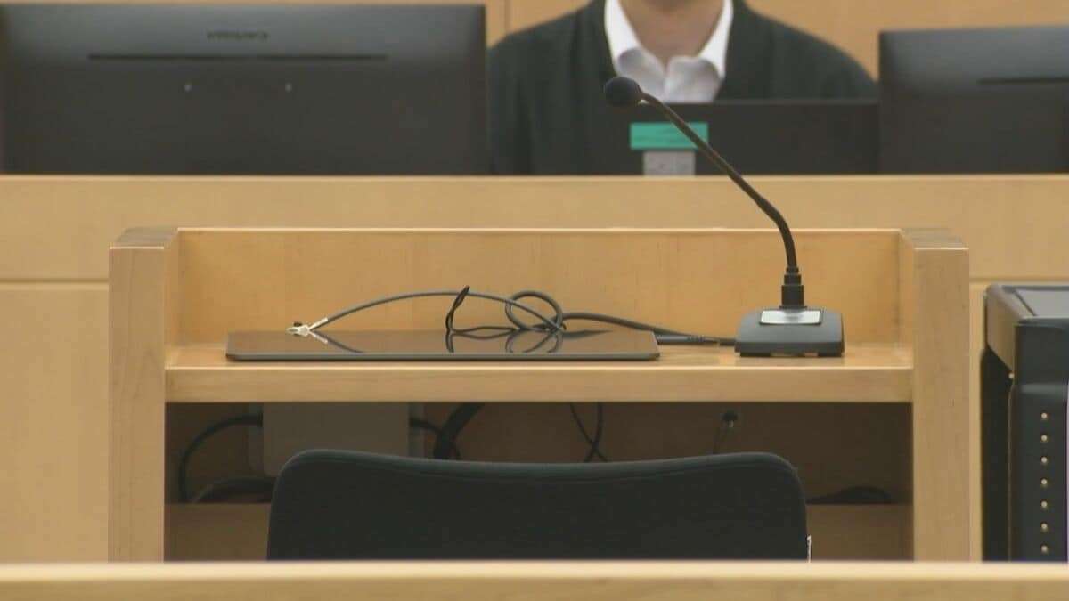 娘は「ババア死ね」と叫び、母親の首を出刃包丁で切りつけたと検察が指摘…殺人未遂の罪に問われた娘が裁判で語ったこととは