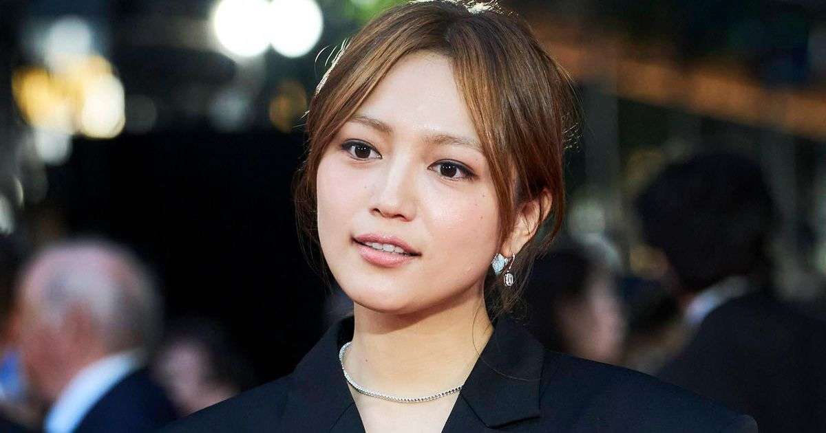 川口春奈、激変！奇抜衣装でレッドカーペット初参加　憧れの柴咲コウと：第38回東京国際映画祭｜シネマトゥデイ