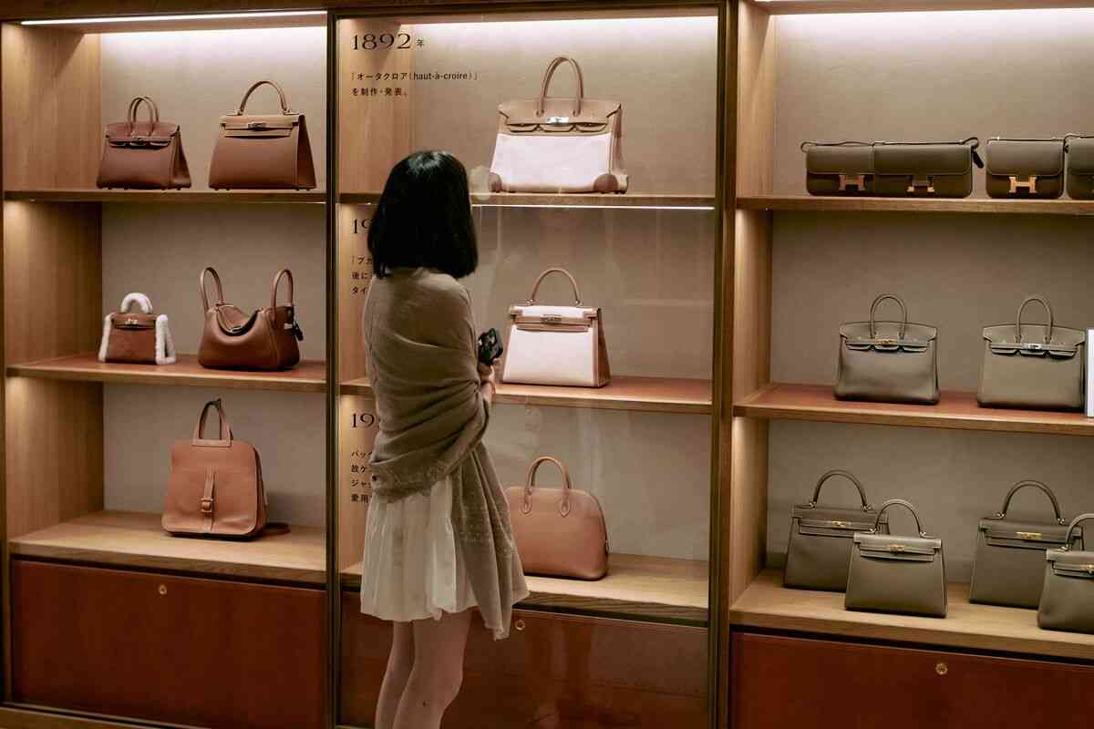 エルメス初代バーキンも落札、日本が中古高級ブランド市場の中心地に - Bloomberg