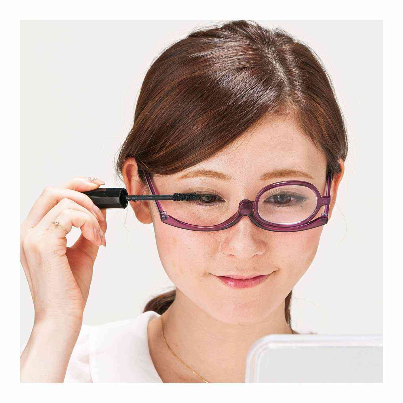 片目ずつかけてアイメイクばっちり メイクアップ用シニアグラス｜FELISSIMO PARTNERS[フェリシモパートナーズ]｜フェリシモ【公式通販】