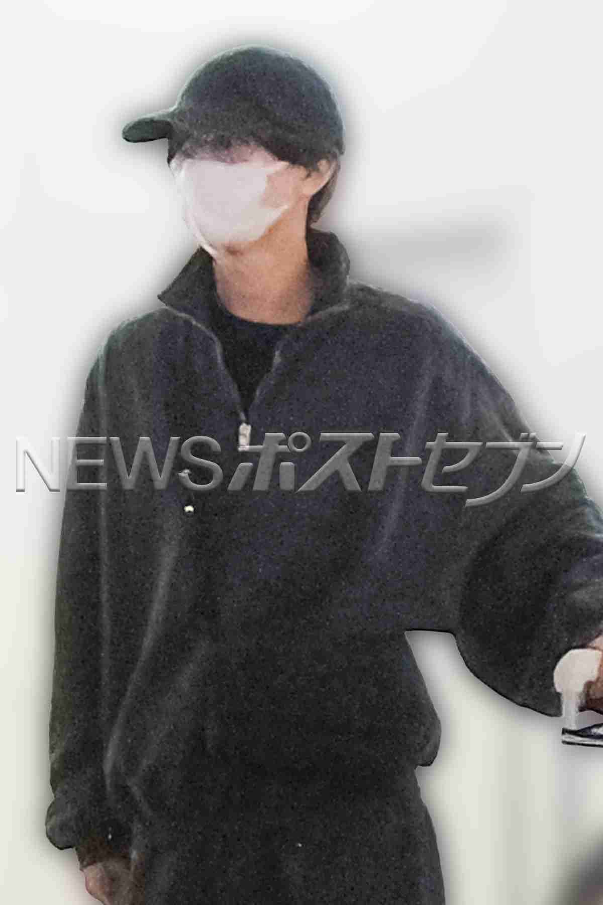 《寒いのに素足にサンダルで…》キンプリ・永瀬廉、“全身ブラック”姿で羽田空港に降り立ち周囲騒然【紅白出場へ】