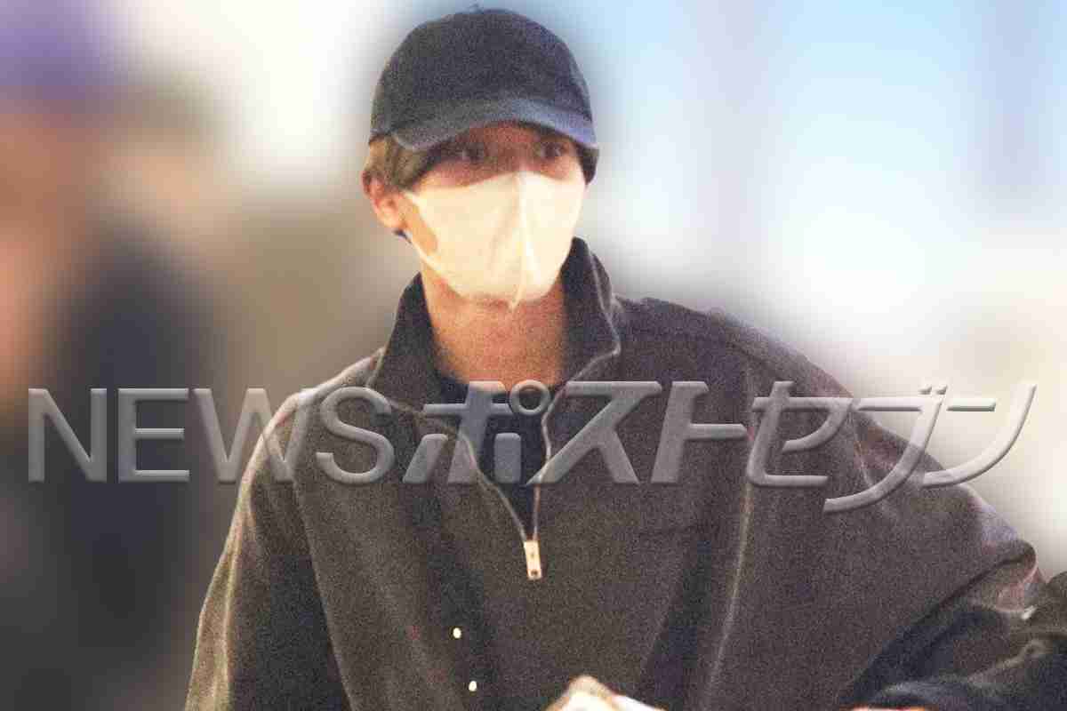 《寒いのに素足にサンダルで…》キンプリ・永瀬廉、“全身ブラック”姿で羽田空港に降り立ち周囲騒然【紅白出場へ】｜NEWSポストセブン