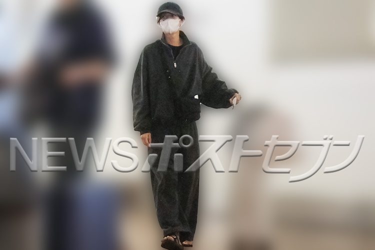《寒いのに素足にサンダルで…》キンプリ・永瀬廉、“全身ブラック”姿で羽田空港に降り立ち周囲騒然【紅白出場へ】