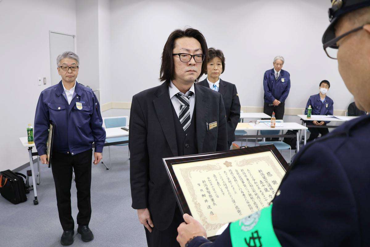 「1万円以内で行ける海に行って」タクシーに乗せた客の様子に違和感抱く…自殺防いだ運転手らに感謝状（新潟日報） - Yahoo!ニュース