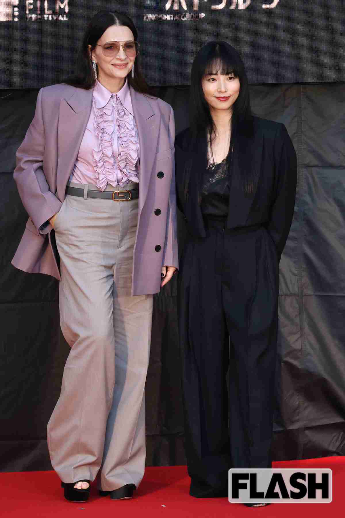 吉岡里帆の大胆デコルテ“漆黒ドレス”にファンも「ヒヤヒヤ」満島ひかり、鈴木京香ほか「東京国際映画祭」女優たちの美しすぎ姿