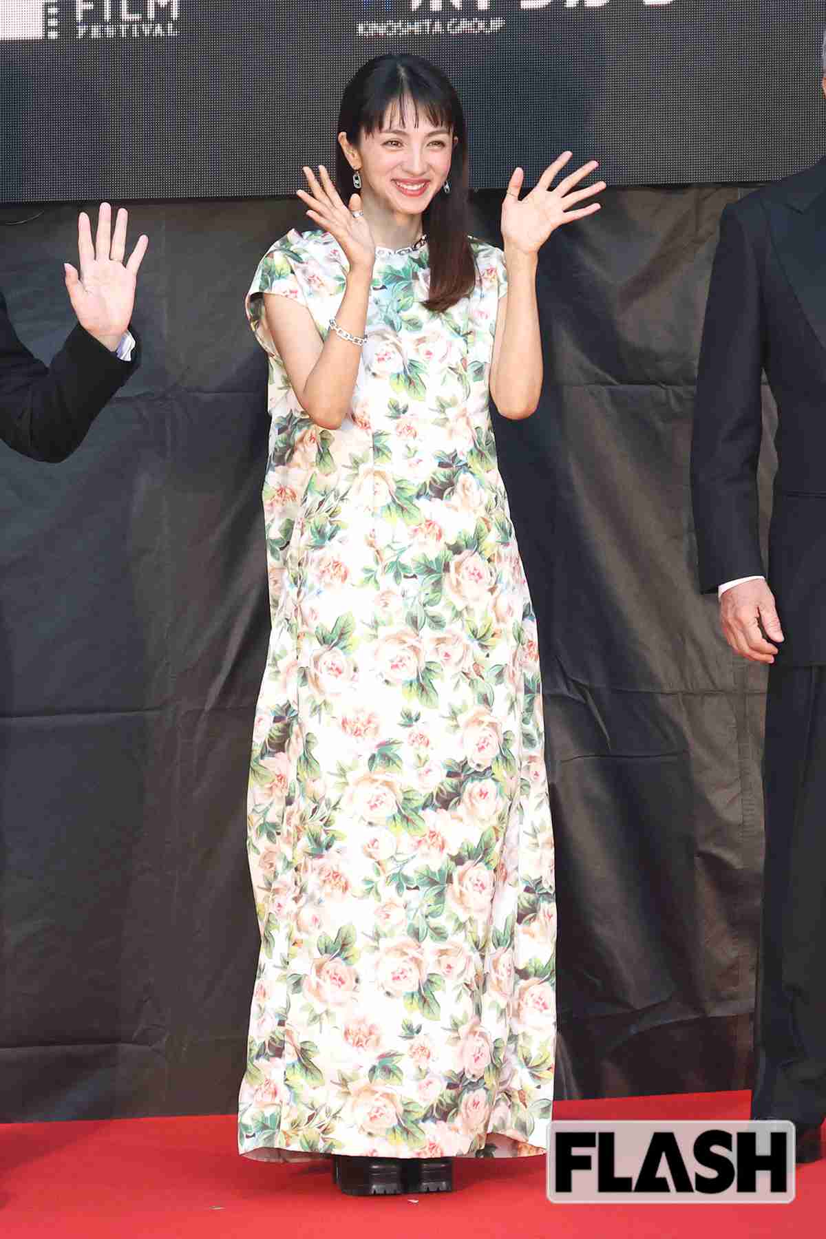 吉岡里帆の大胆デコルテ“漆黒ドレス”にファンも「ヒヤヒヤ」満島ひかり、鈴木京香ほか「東京国際映画祭」女優たちの美しすぎ姿