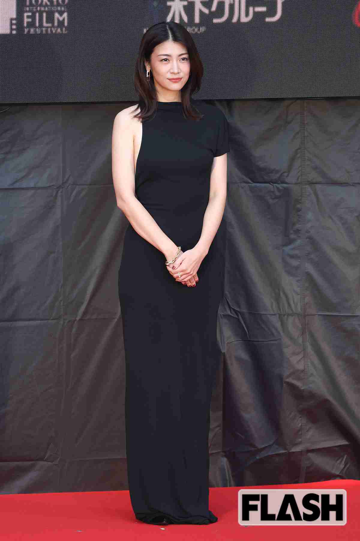 吉岡里帆の大胆デコルテ“漆黒ドレス”にファンも「ヒヤヒヤ」満島ひかり、鈴木京香ほか「東京国際映画祭」女優たちの美しすぎ姿