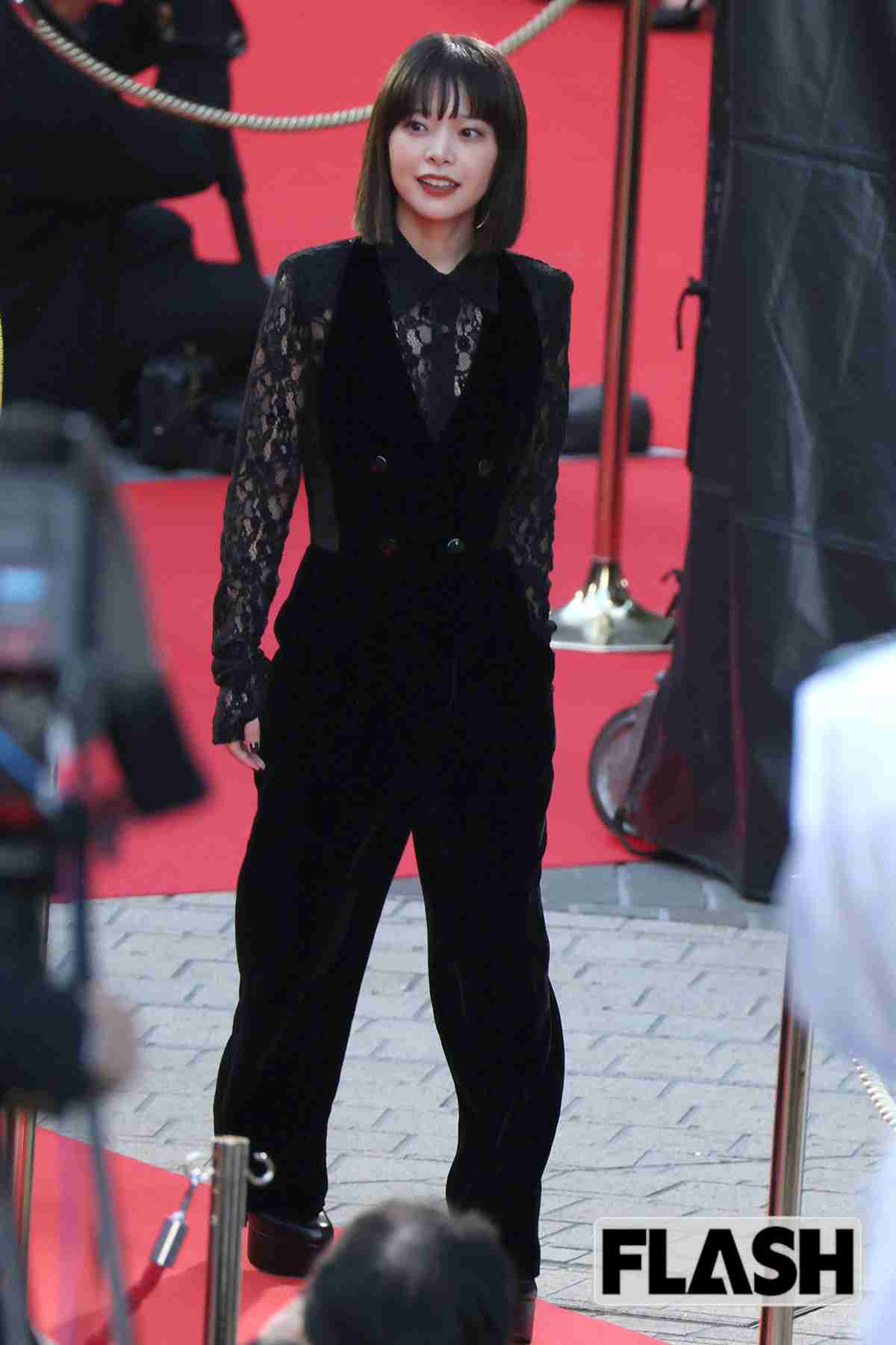 吉岡里帆の大胆デコルテ“漆黒ドレス”にファンも「ヒヤヒヤ」満島ひかり、鈴木京香ほか「東京国際映画祭」女優たちの美しすぎ姿