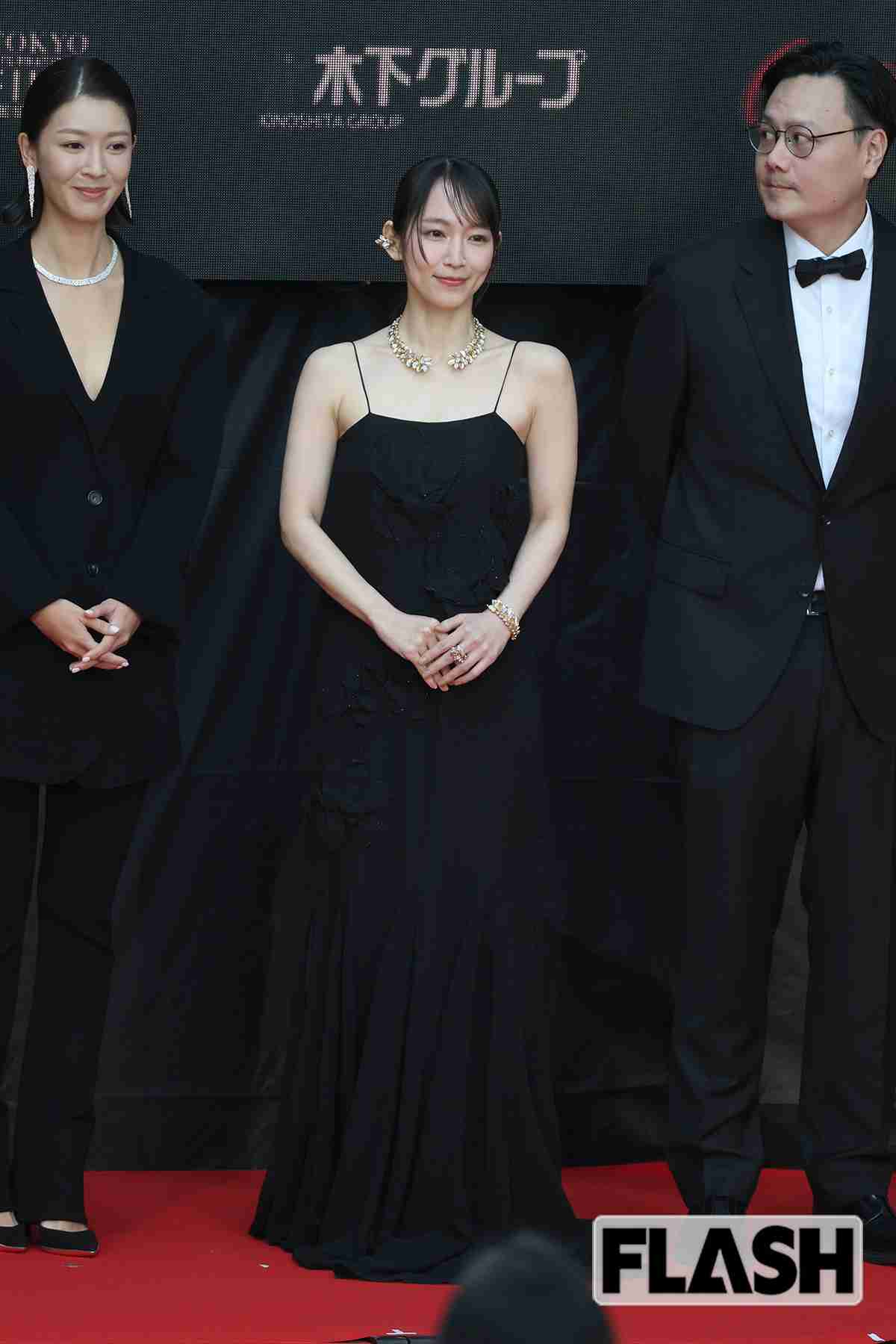 吉岡里帆の大胆デコルテ“漆黒ドレス”にファンも「ヒヤヒヤ」満島ひかり、鈴木京香ほか「東京国際映画祭」女優たちの美しすぎ姿