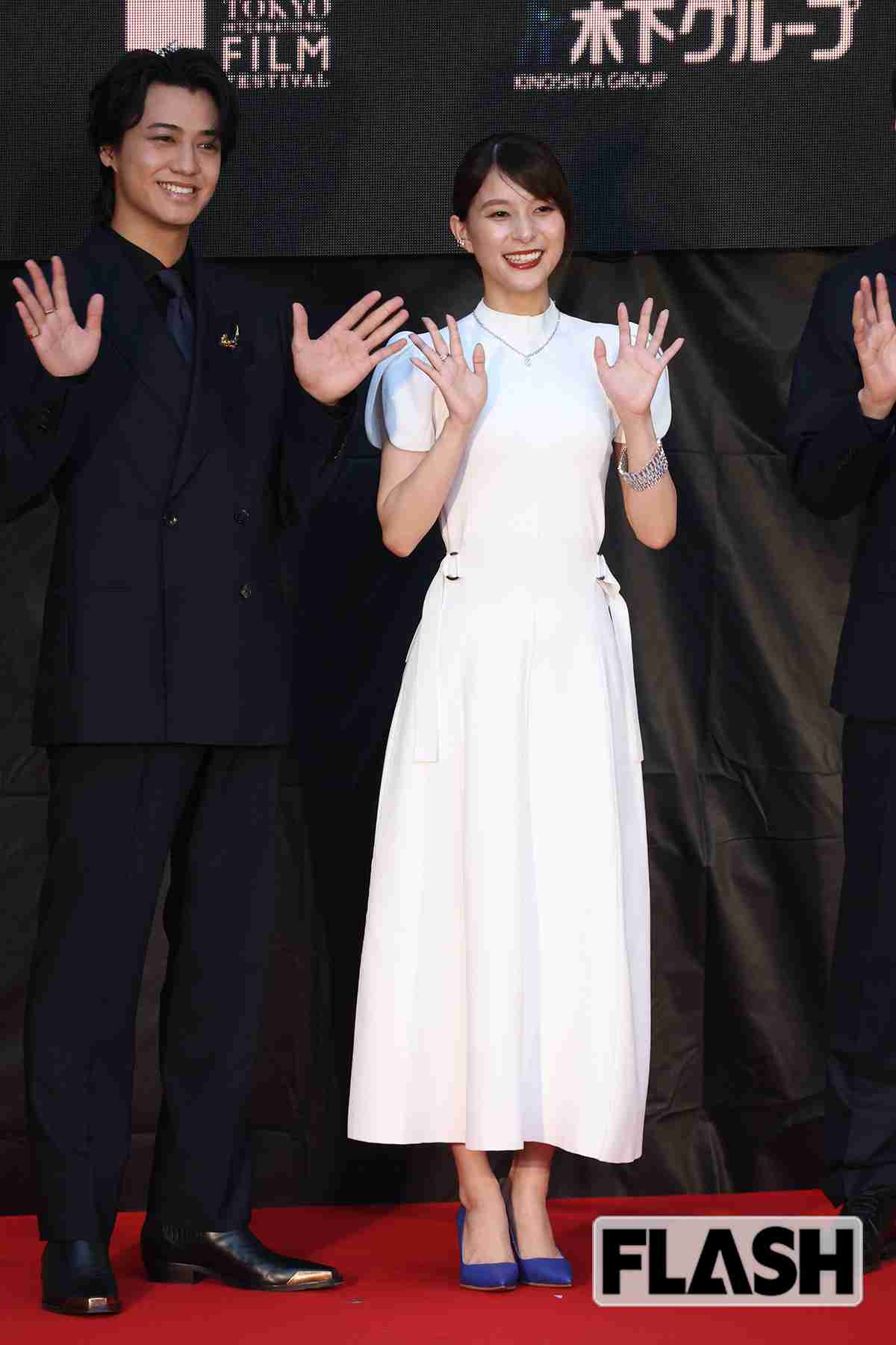 吉岡里帆の大胆デコルテ“漆黒ドレス”にファンも「ヒヤヒヤ」満島ひかり、鈴木京香ほか「東京国際映画祭」女優たちの美しすぎ姿