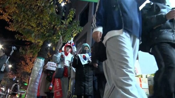 「中国人出て行け」韓国で“反中国”デモ拡大…「日本がうらやましい」の声も　団体旅行客へのビザ免除で中国人観光客増加｜FNNプライムオンライン