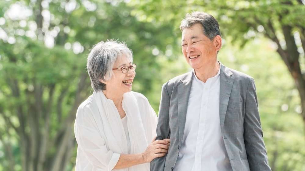 人生で最も不幸な年齢は47.2歳？ 50代に「いい人間関係」を持っていた人は80歳でも健康な傾向に…中年の危機を乗り越えた人たちが教えてくれる幸福を取り戻す力とは | 集英社オンライン | ニュースを本気で噛み砕け