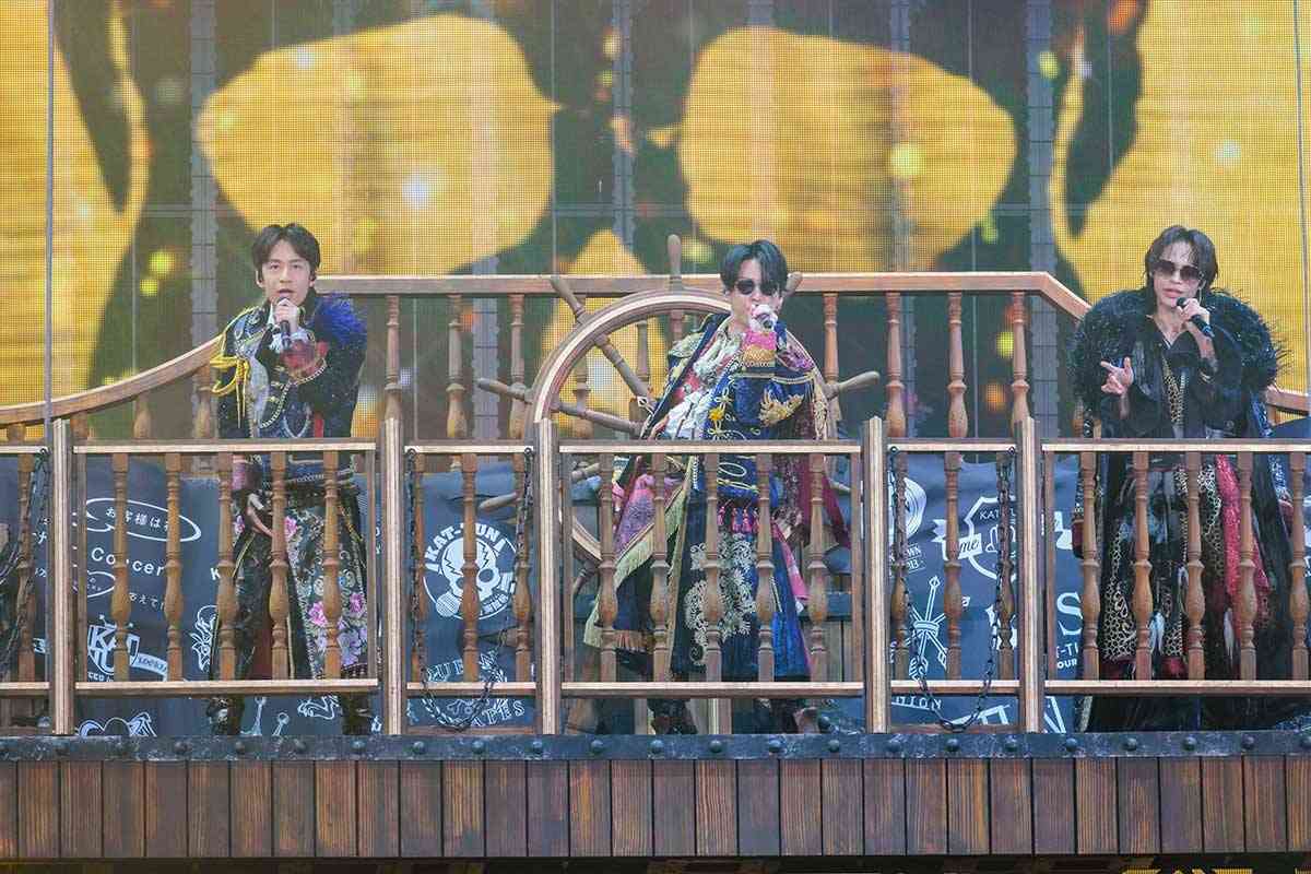 KAT-TUN異例の解散後ライブ、デビュー曲で元メンバーが音声“出演”　「青春だった」涙のあいさつでファンに感謝