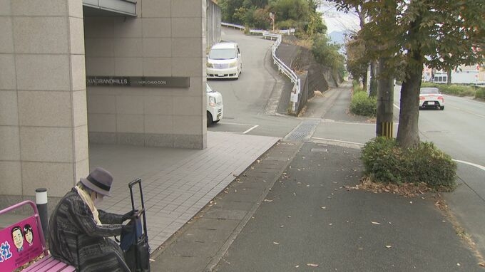 93歳男性が女子大学生の自転車にはねられ意識不明　坂を下った先のバス停付近で「気付いたときには目の前に」　熊本市北区