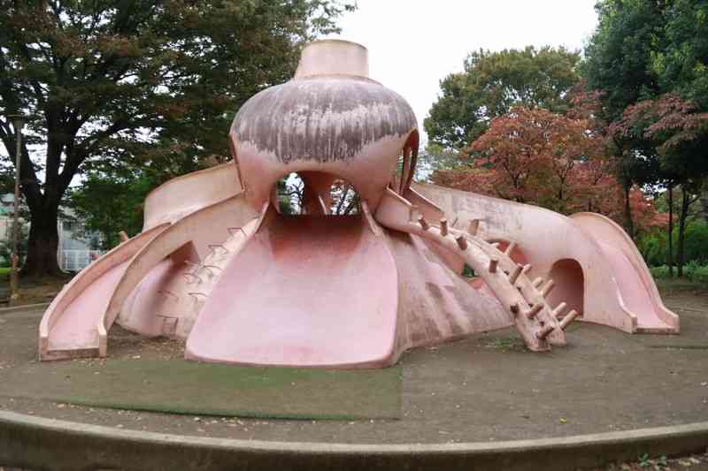 「タコ山」「箱型ブランコ」の次はジャングルジム？　姿消す公園遊具