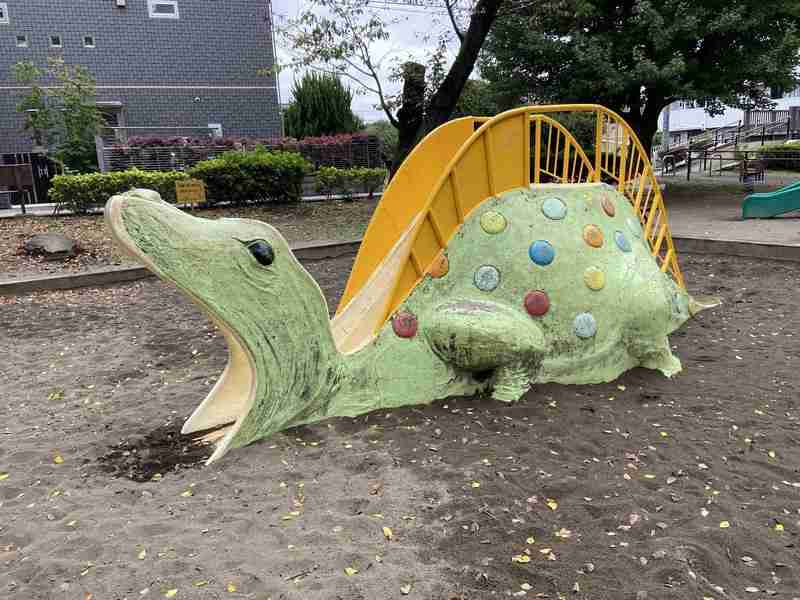 「タコ山」「箱型ブランコ」の次はジャングルジム？　姿消す公園遊具