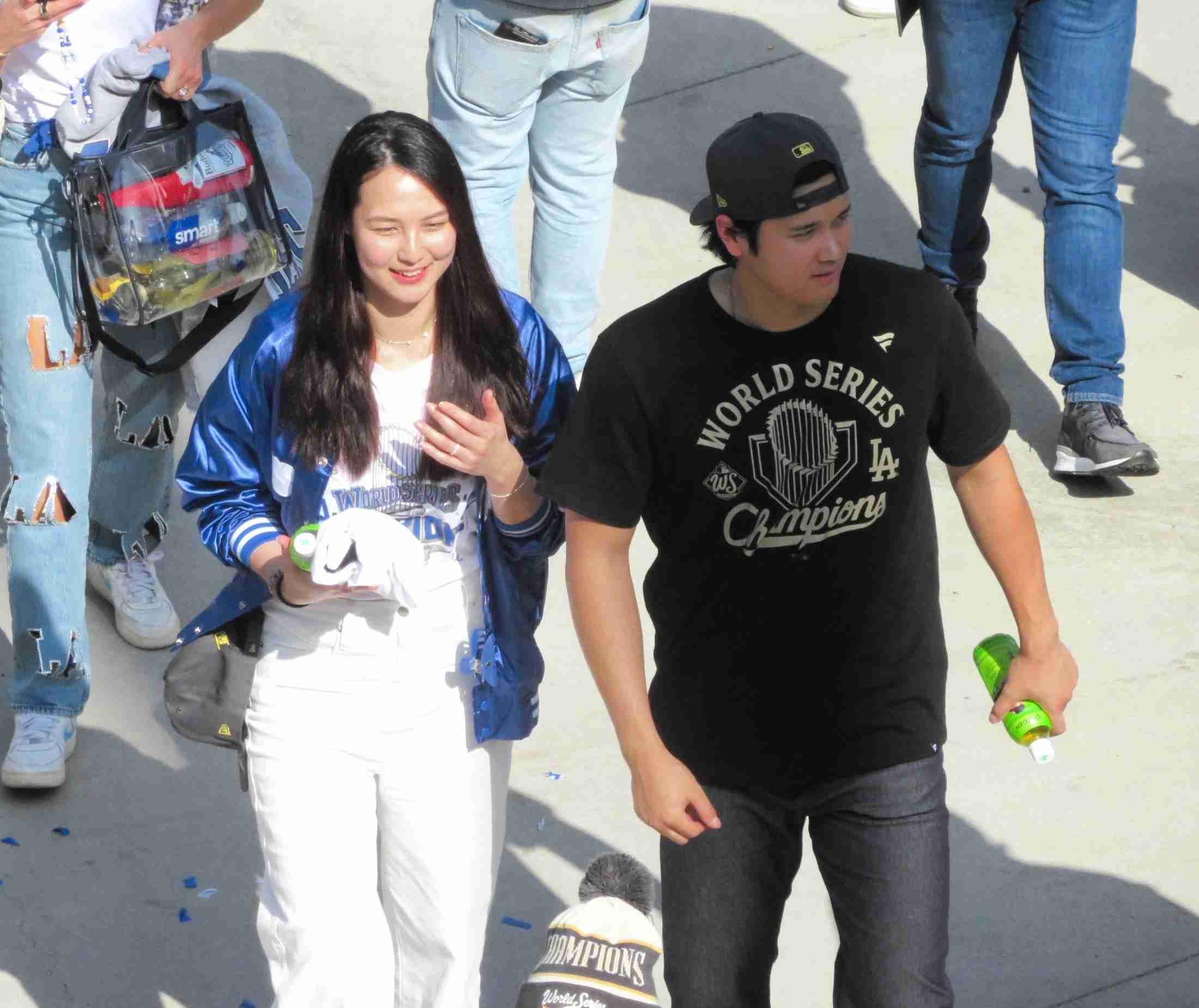 大谷翔平　真美子夫人と幸せいっぱいの光景　沿道で何かを発見→呼び寄せ一緒に笑い合う　パレード中はバス中央部分に引いて背中を見つめる