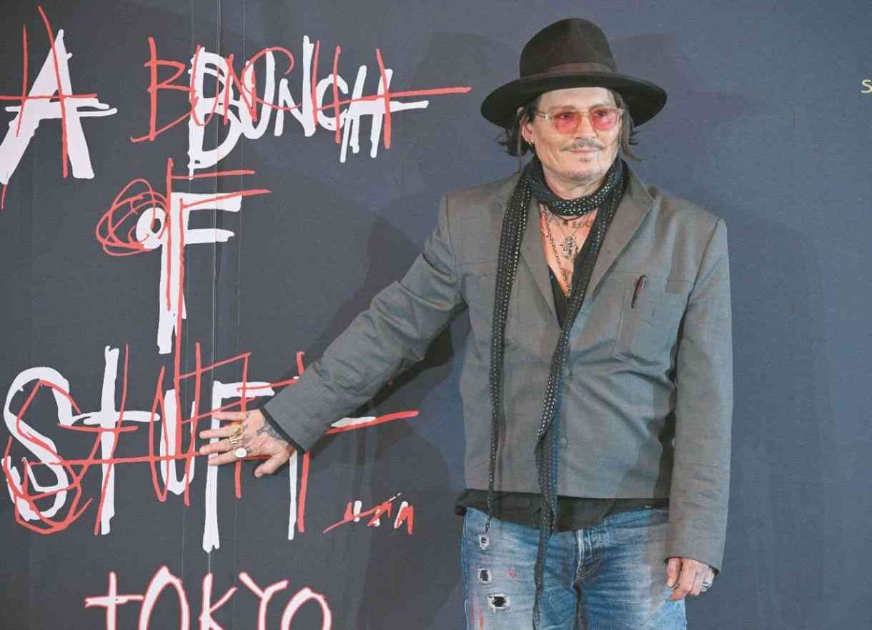 ジョニー・デップが8年半ぶりに来日! 約80分遅れて登場も余裕の笑顔で個展開催をPR 日本は「感性豊かな、アーティストを大事にする場所」