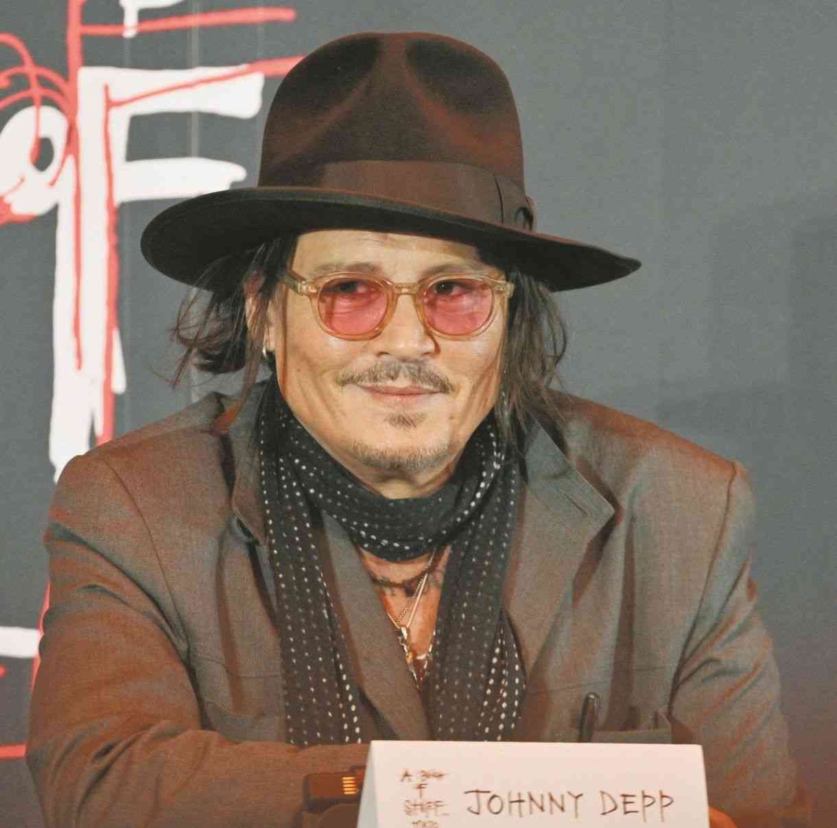 ジョニー・デップが8年半ぶりに来日！　約80分遅れて登場も余裕の笑顔で個展開催をPR　日本は「感性豊かな、アーティストを大事にする場所」：中日スポーツ・東京中日スポーツ 