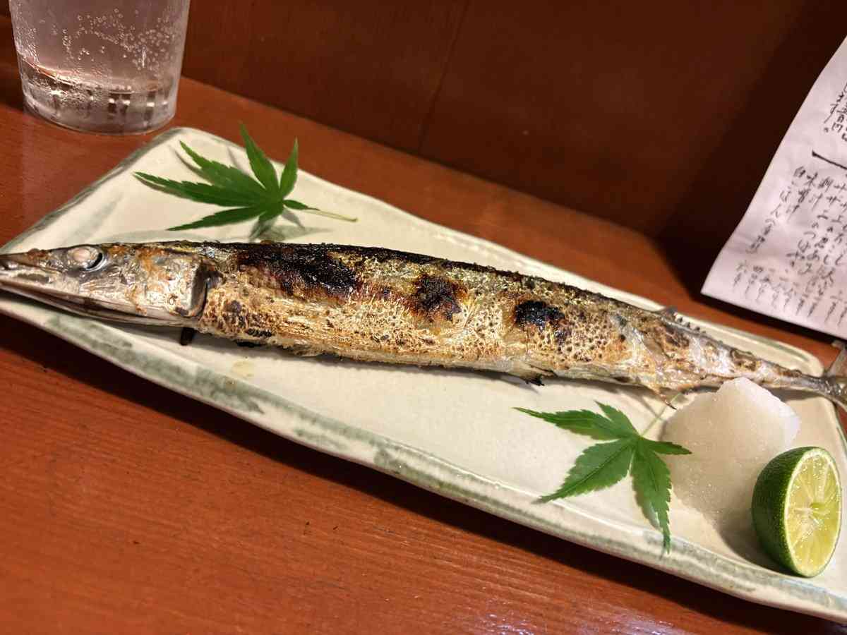 『これほど食欲なくなるサンマの出し方ある？』→真っ直ぐなサンマがいいな…となるがこの焼き方にはちゃんと理由があるらしい