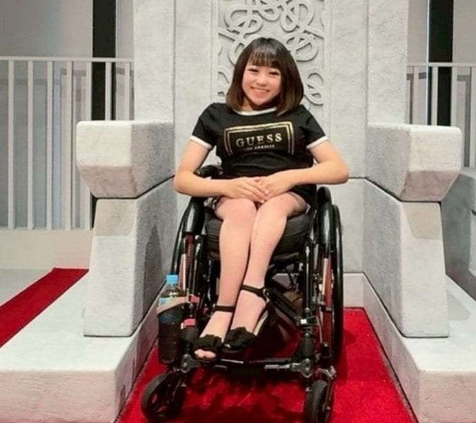 「ごめんなさい、私は死ねなかった…」有名車椅子インフルエンサー（28）が生後3か月の娘を殺害した容疑で逮捕、親権めぐって無理心中か。10月には母になった喜びのインタビュー記事も