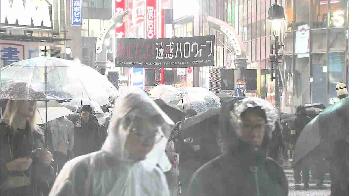 雨の中のハロウィン…渋谷では去年より人の姿少なく　機動隊員に暴行を加えた公務執行妨害の疑いで男女2人が現行犯逮捕