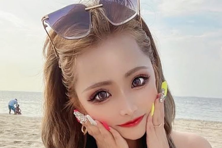 《市営住宅で0歳児らを7時間置き去り》「『お前のせいだろ！』と男の人の怒号が…」“首タトゥー男”北島遥生容疑者と妻・エリカ容疑者が住んでいた“恐怖の部屋”、住民が通報（NEWSポストセブン） - Yahoo!ニュース