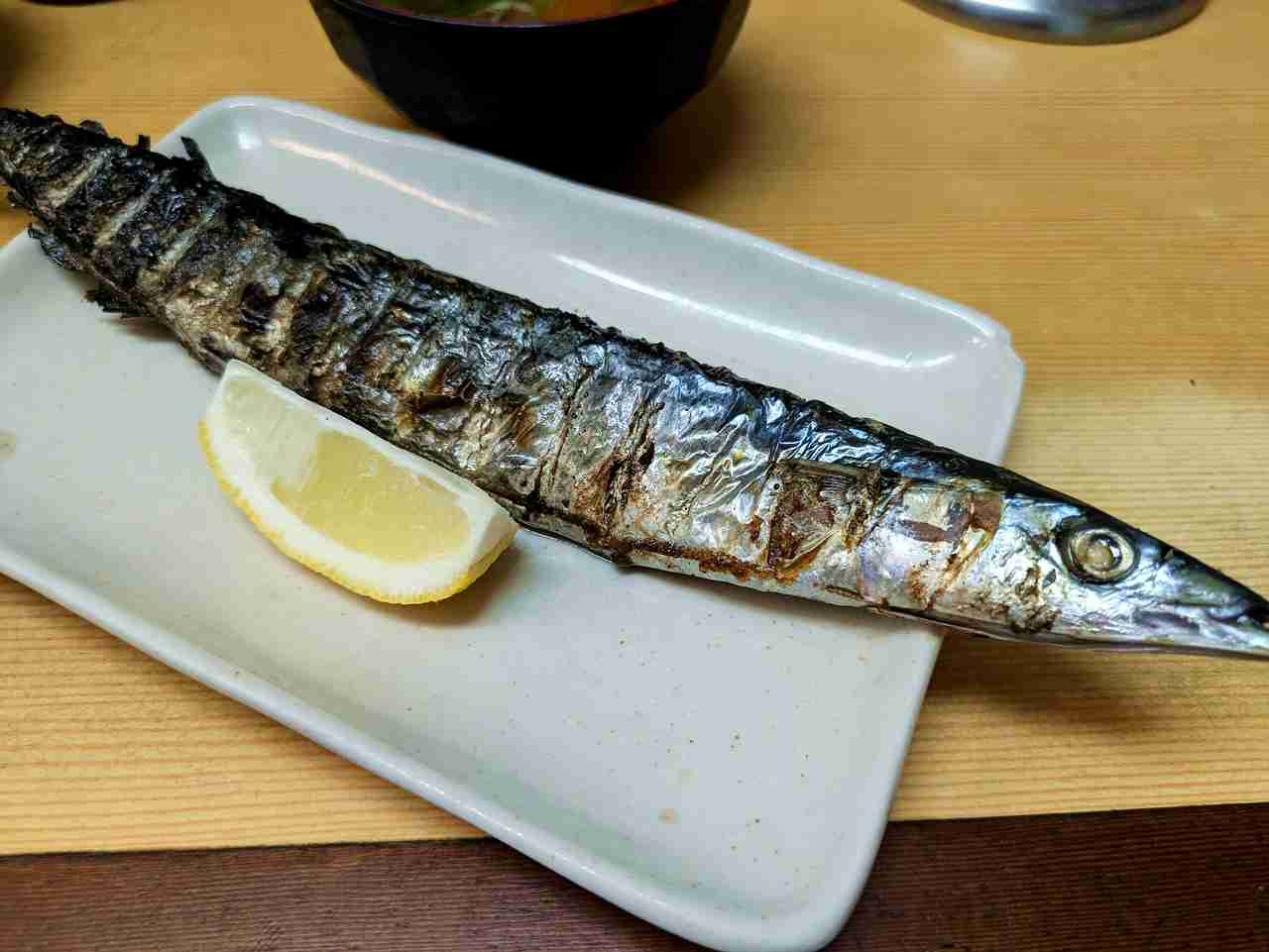 『これほど食欲なくなるサンマの出し方ある？』→真っ直ぐなサンマがいいな…となるがこの焼き方にはちゃんと理由があるらしい