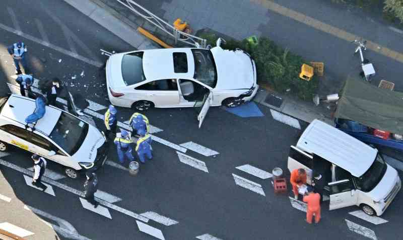 入店から2分間で車窃盗か　店員と会話せず　東京・足立の車暴走（毎日新聞） - Yahoo!ニュース