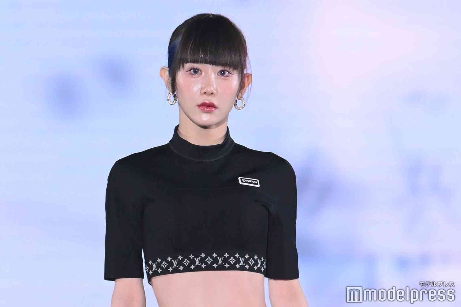 ゆりにゃ、美脚際立つ柄タイツ×ショーパン姿でダンス披露「脚長すぎて二度見」「スタイルが神」と反響 - モデルプレス