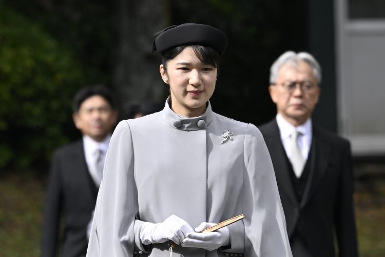 《初の外国公式訪問を報告》愛子さまの参拝スタイルは美智子さまも好まれたエレガントなケープデザイン　スタンドカラーでシャープな印象に（NEWSポストセブン） - Yahoo!ニュース