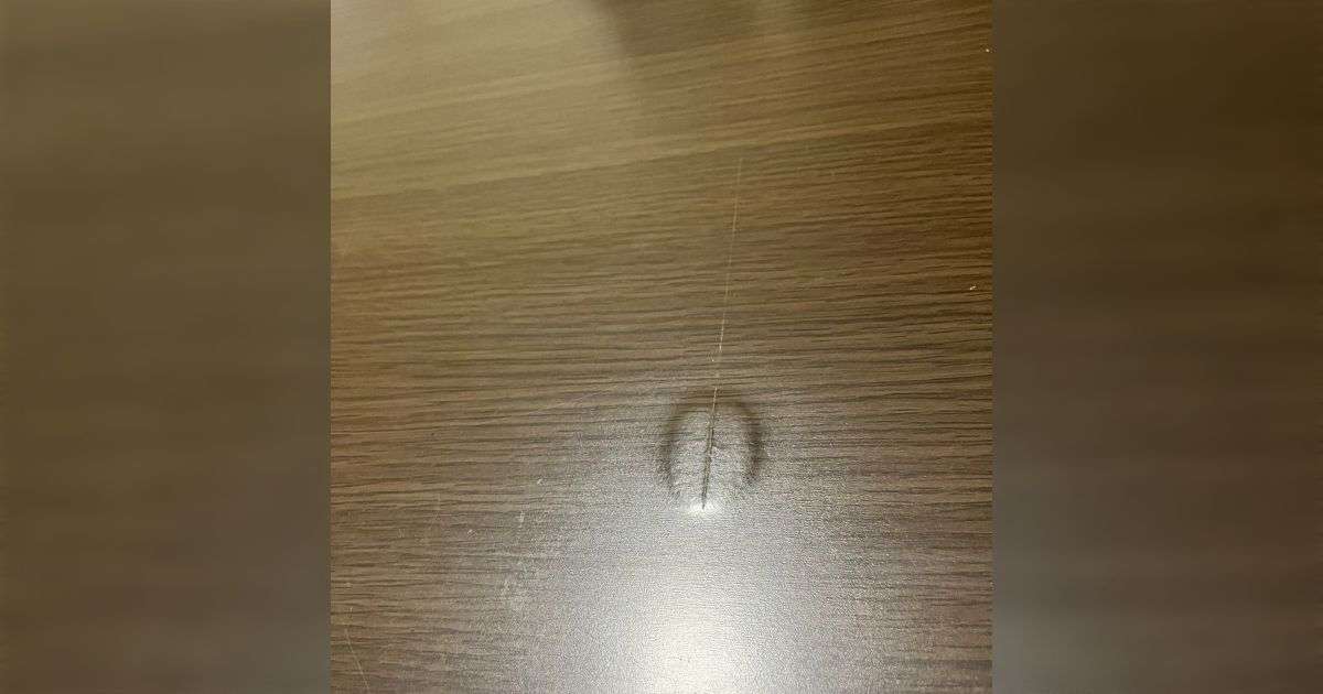 ニトリとかの安い家具屋で買ったテーブル、使ってるうちに謎のイボが出てくる「経年で表面のシートにキズが付くとそこから水分が中へ含侵する」 - Togetter