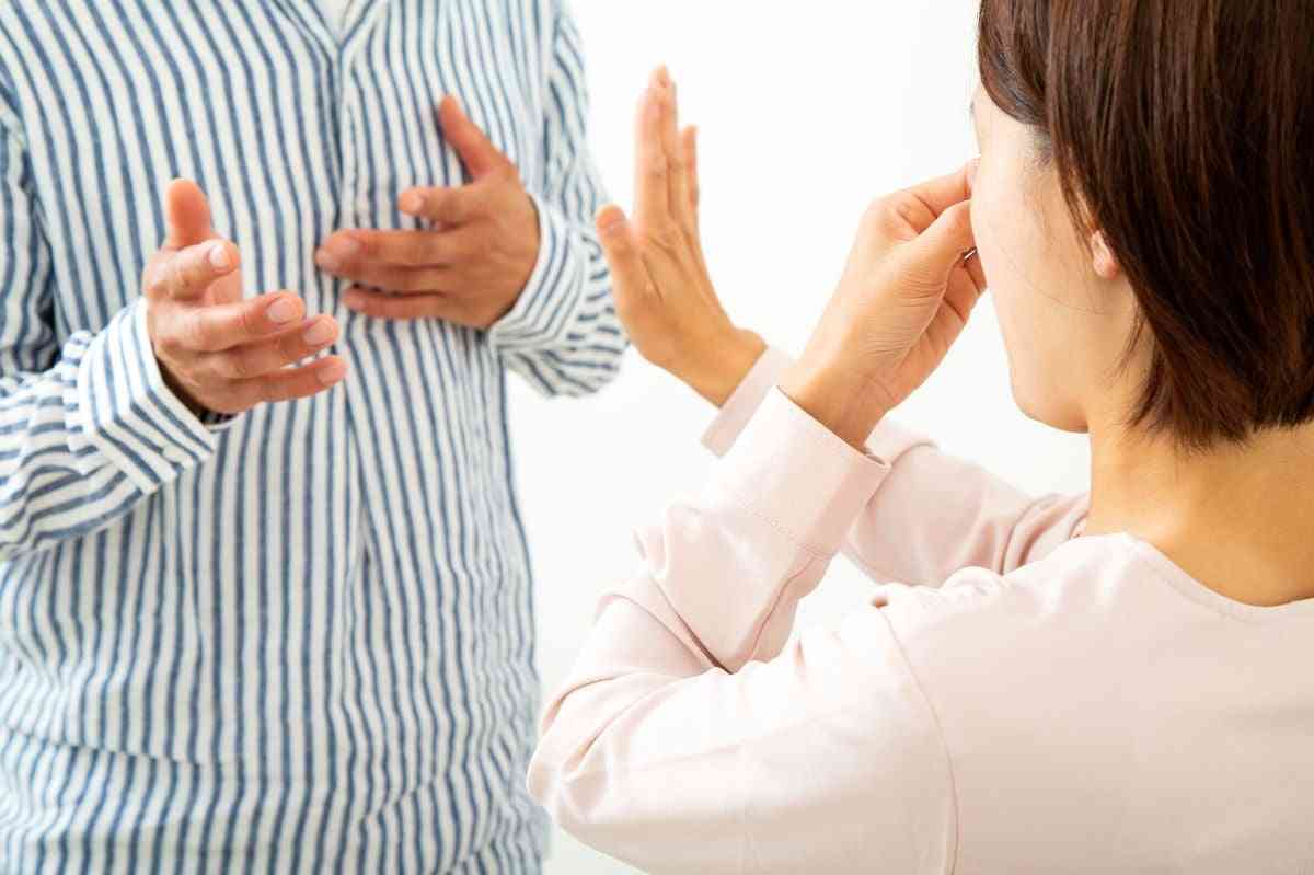 「加齢臭を熟成させたような…」「足が臭くて耐えられない」 実は多い《夫のニオイ問題》に悩む妻たち…みんなどう対策してるの？ | オトナンサー
