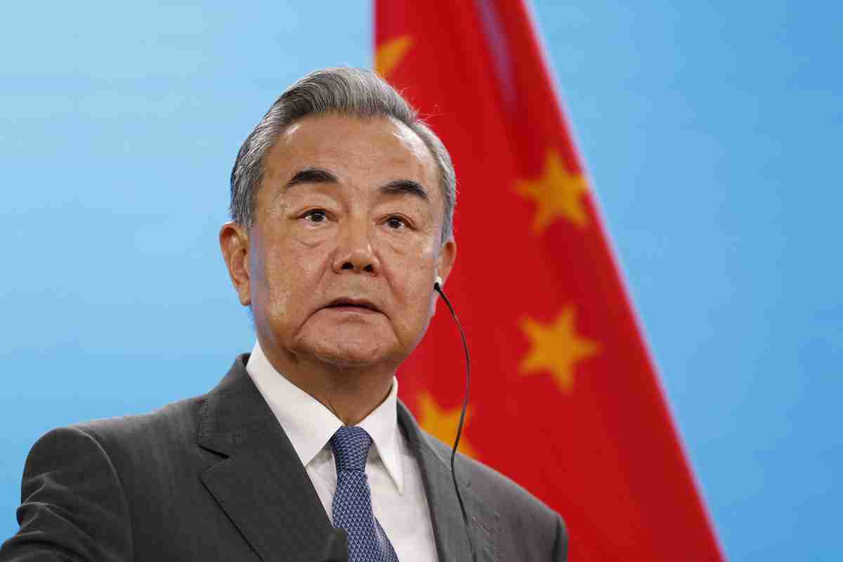 中国外相、大使館問題の解決要求　英に「雑音対処せよ」（時事通信） - Yahoo!ニュース