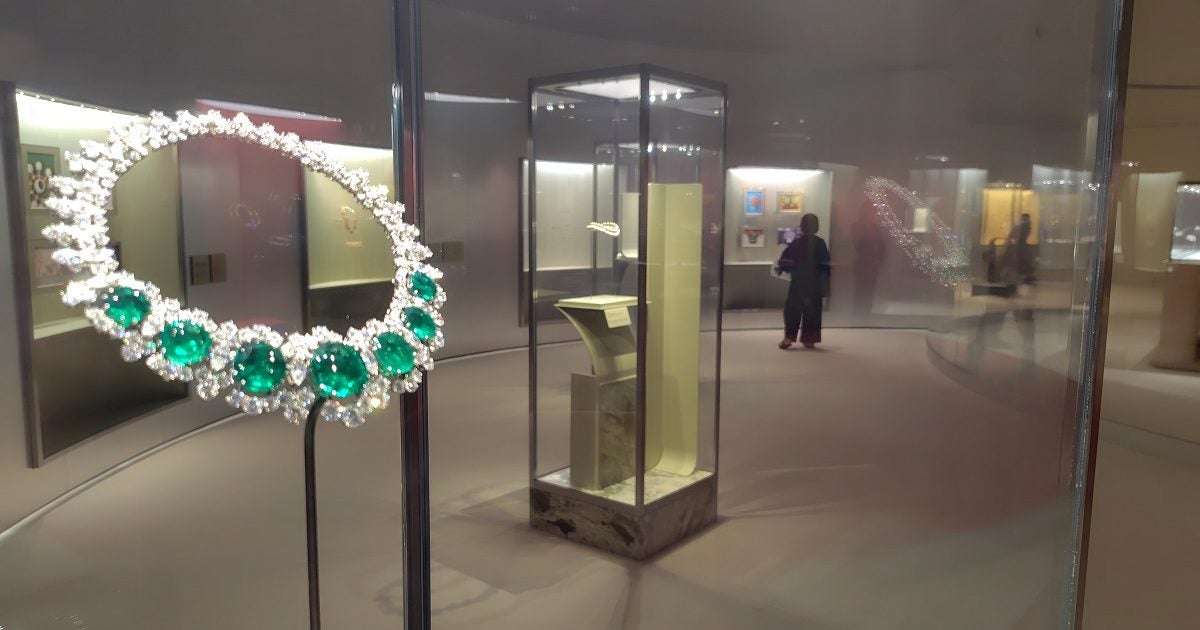 【開幕】「ブルガリ カレイドス　色彩・文化・技巧」国立新美術館で12月15日まで　貴重な約350のジュエリーが一層映える　「いちょう」をモチーフにしたハイセンスな展示 – 美術展ナビ