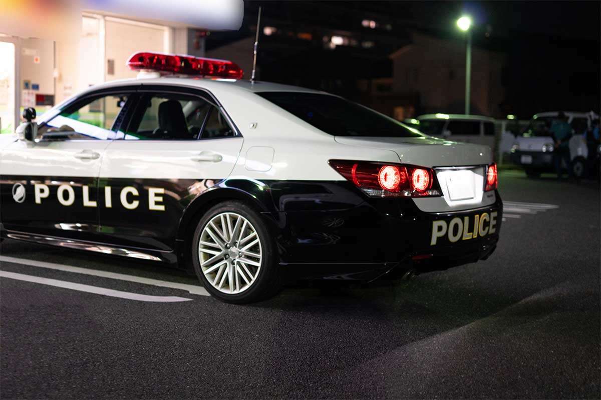 コンビニ駐車場で目を疑う光景…買ったビールで