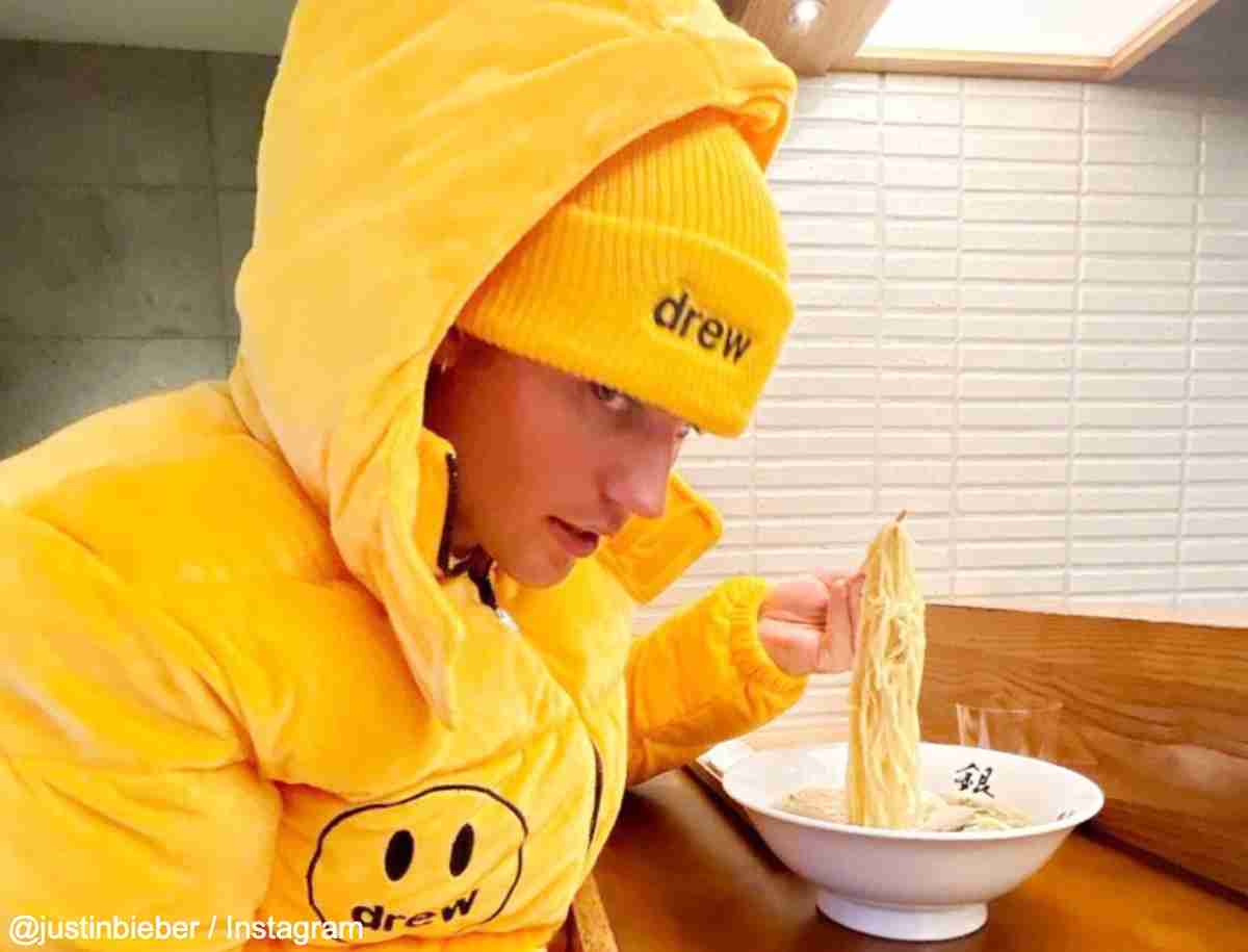 《その服どこで買ったの？》衝撃チェンジ姿のジャスティン・ビーバー（31）が“眼球バキバキTシャツ”披露でファン困惑　裁判決着の前後で「ヒゲを剃る」発言も