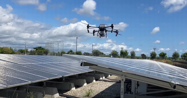 メガソーラーにドローンで除草剤を散布、1ha・20万円から - 特集 - メガソーラービジネス plus : 日経BP