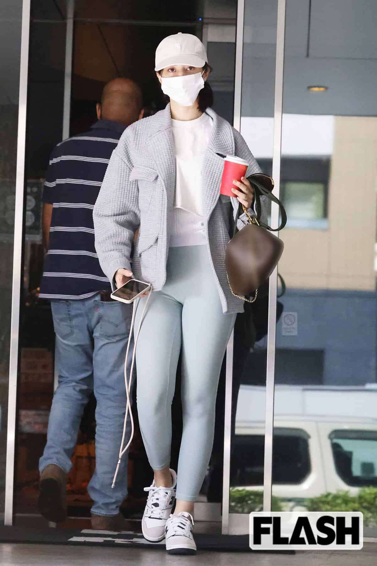 《米・ディズニーではトラブルに》公共の場で“タイトなレギンス”を普段使いする女性に賛否…“なぜ局部の形が丸見えな服を着るのか”　米セレブを中心にトレンド化する「アスレジャー」とは