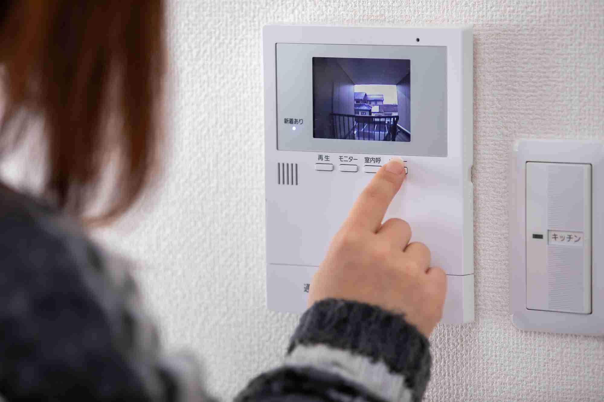 29歳女性の自宅に “警察官” を名乗る男が来たが「何かがおかしい」。警察手帳の提示を求めた瞬間、態度が “急変”