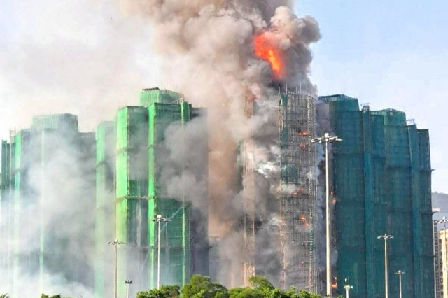 香港火災、現場では何度も爆発音　「家族が取り残された」訴える姿も