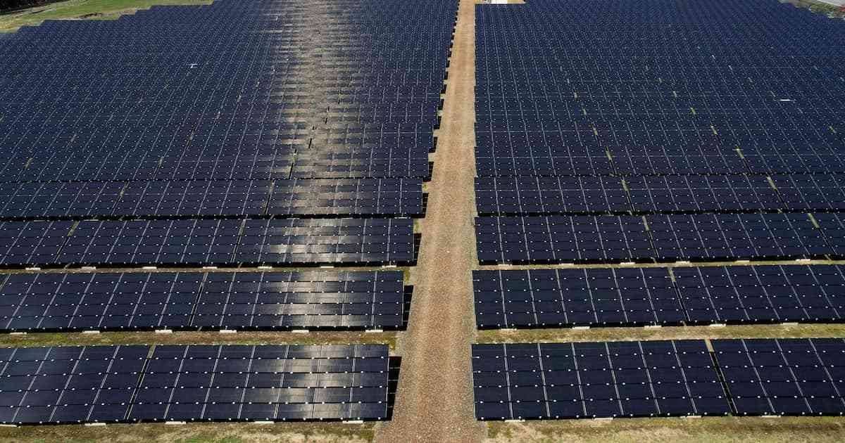 中国製太陽光発電に不審な通信機器搭載　遠隔操作で大規模停電恐れ　ロイター報道