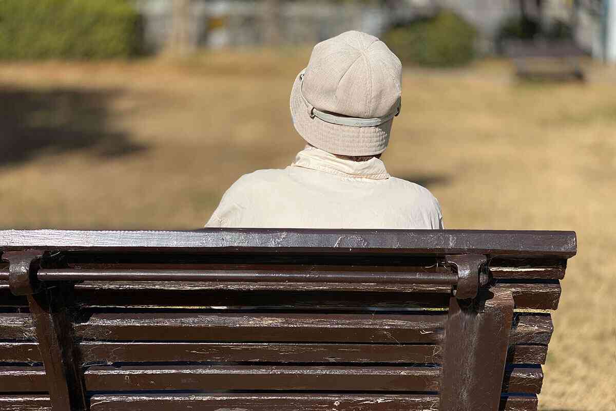 公園の炊き出しに並ぶ高齢者が急増中…　年金と生活保護「W受給者」の高齢男性は「40代の頃の決断に後悔しています」（全文） | デイリー新潮