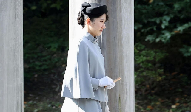 Princess Aiko Visits the Mausoleums of Emperor Showa and Empress Kojun