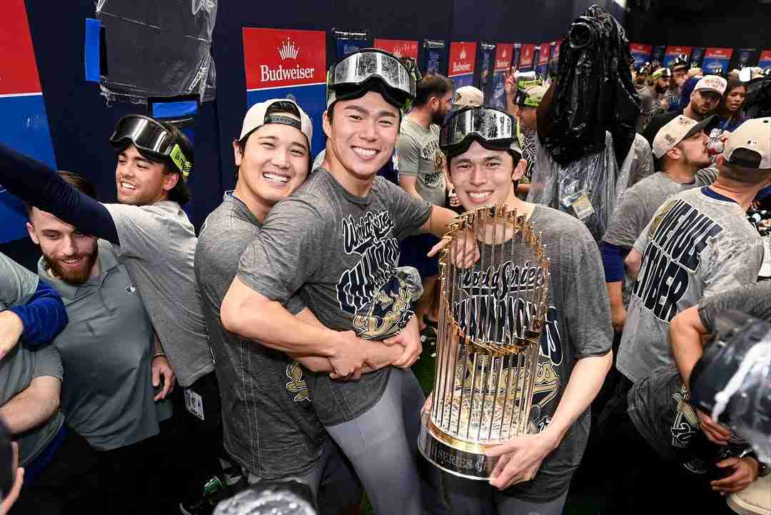大谷翔平、デコピンの“リラックスショット”公開！ソファでゆったり　ワールドシリーズ連覇から一夜明け