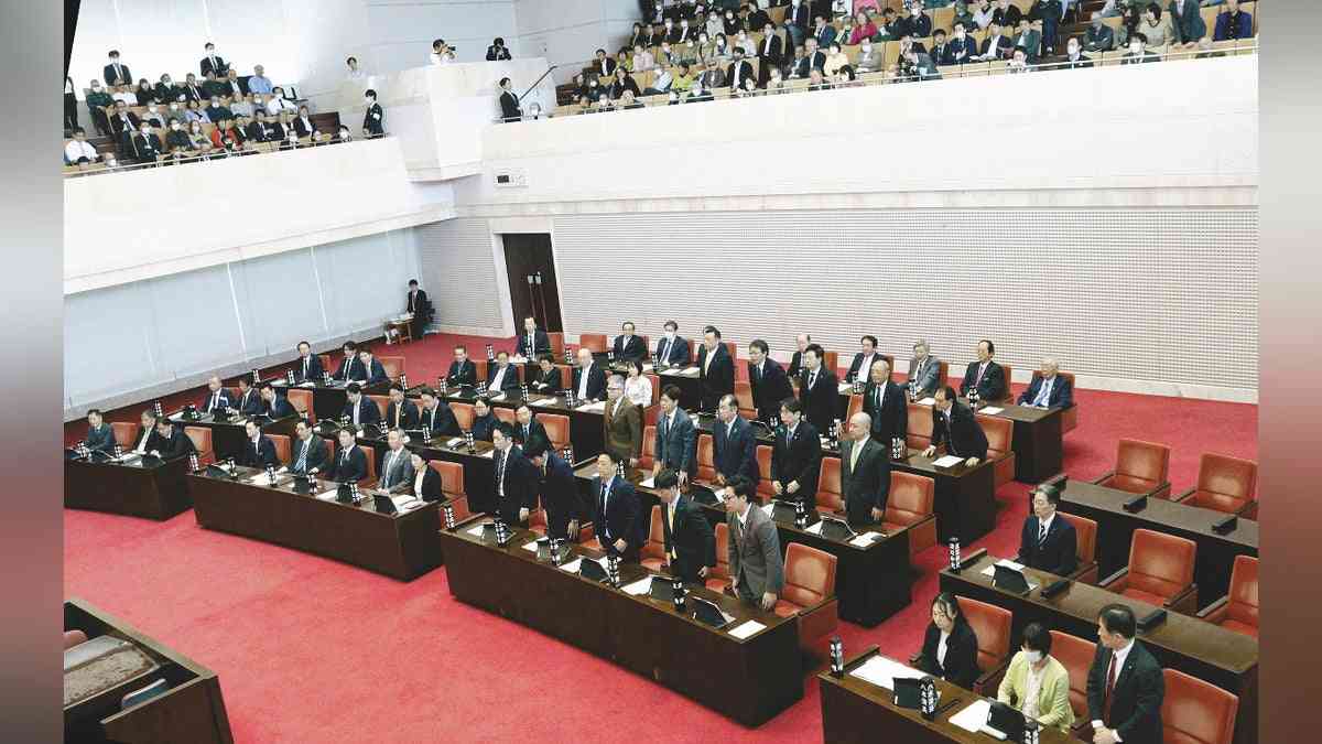 新潟県議に記者が首を絞められたとして新潟日報社が被害届提出、県警に受理される…県議は否定 : 読売新聞