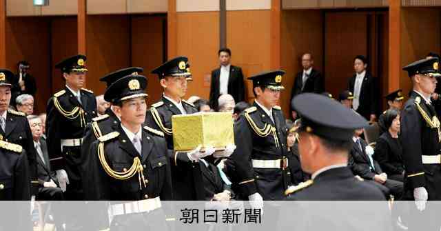 息子の死から8カ月、「心の整理がつかない」父の思い　殉職者慰霊祭：朝日新聞