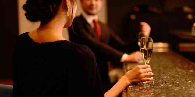 企業が“パパ活女子”を斡旋？　40代後半女性が口説かれまくる…80年代「愛人バンク」に源流を持つ「交際クラブ」の多様なニーズ | 弁護士JPニュース